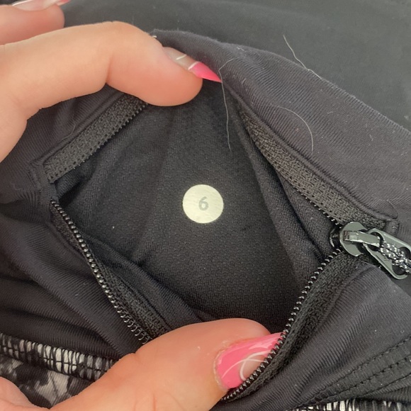 super cute grey flower pattern lululemon leggings! - Picture 3 of 3